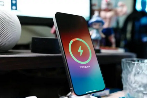 山城苹果15换屏服务分享用什么充电器给iPhone15充电更好 